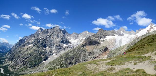 super schönes Breitbildfoto mit Grandes Jorasses, Aiguille de Leschaux, Aiguille de Triolet und Mont Dolent