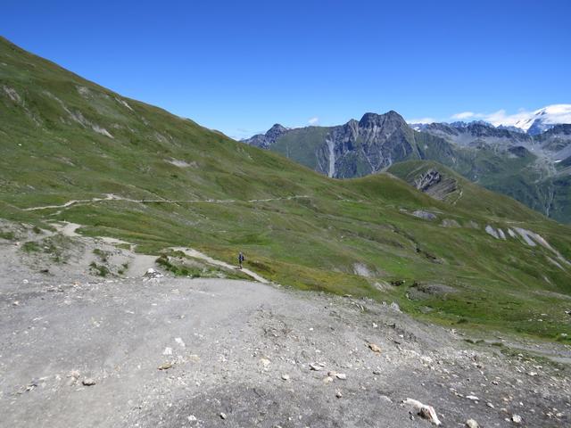 vom  Grand Col Ferret blicken wir auf der anderen Seite zum Wanderweg der uns ins Tal führen wird