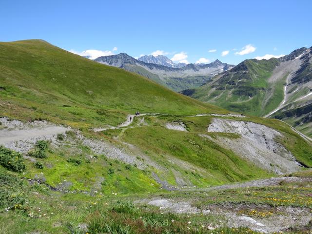 wir befinden uns nun auf einer Etappe des "Tour du Mont Blanc" das von Courmayeur in die Schweiz führt