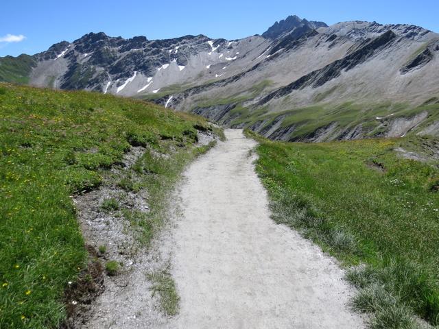 über Les Planfins 2483 m.ü.M. geht es über einen breiten ausgelaufenen Wanderweg...