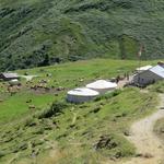 vorbei an Punkt 2168 m.ü.M. erreichen wir die Gîte Alpage La Peule