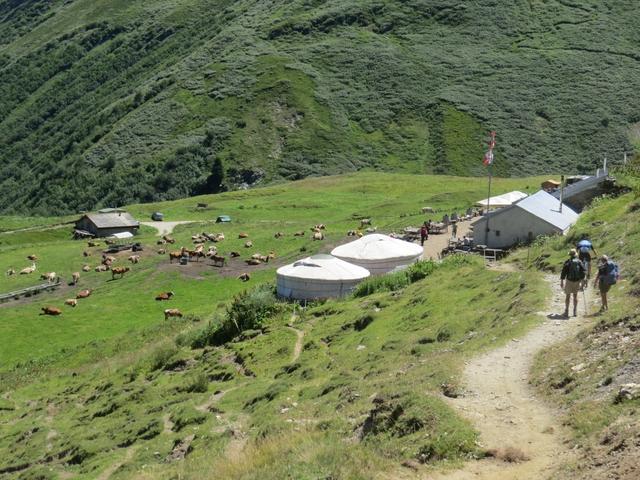 vorbei an Punkt 2168 m.ü.M. erreichen wir die Gîte Alpage La Peule