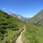 nach der Pause nehmen wir nicht den Wanderweg der ins Tal hinunterzieht, sondern wir biegen links ab...