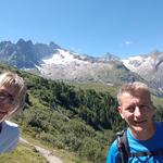 Erinnerungsfoto aufgenommen auf diesem sehr schönen Höhenweg. Im Hintergrund der Mont Dolent und Tour Noir