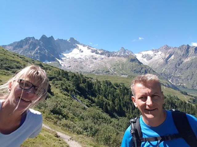 Erinnerungsfoto aufgenommen auf diesem sehr schönen Höhenweg. Im Hintergrund der Mont Dolent und Tour Noir