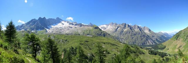 gigantisches Breitbildfoto mit Blick in die Berge und ins Val Ferret