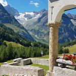 Blick von der kleinen Kapelle in Ferret zum Glacier de l'A Neuve