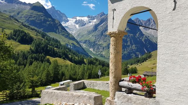 Blick von der kleinen Kapelle in Ferret zum Glacier de l'A Neuve