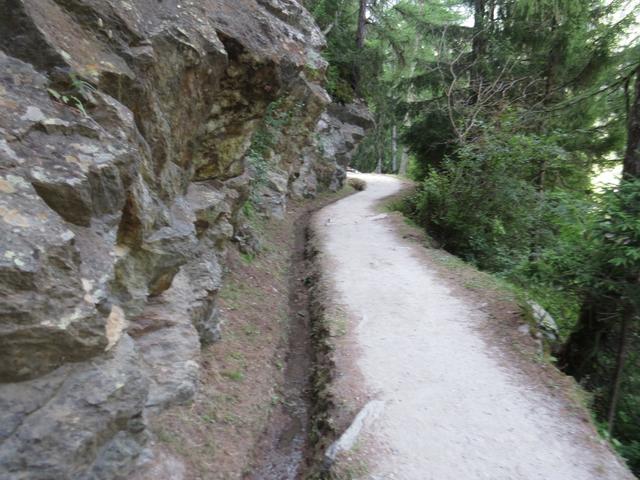 vorbei an Punkt 1536 m.ü.M. geht es weiterhin an der Suone entlang