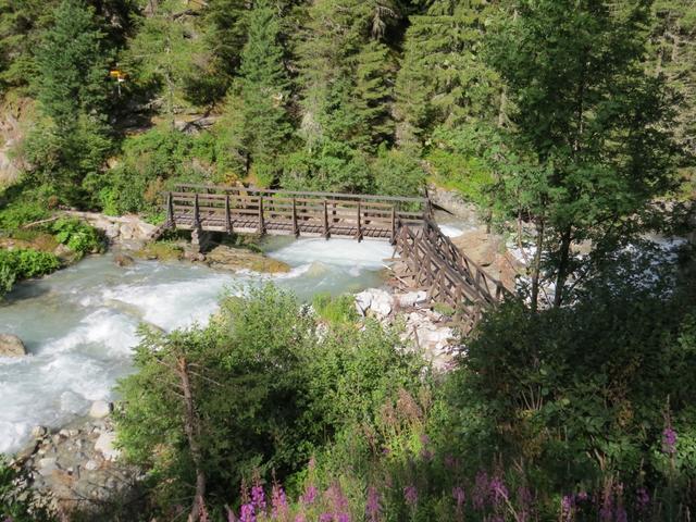 eine Holzbrücke führt über den Trientbach auf die andere Talseite