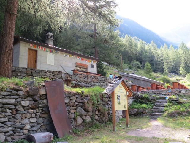 wir wandern geradeaus weiter und erreichen kurz danach Chalet du Glacier 1583 m.ü.M.