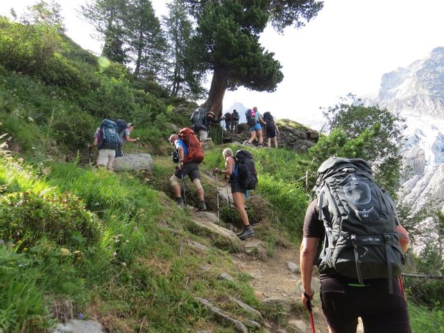 wir befinden uns auf eine Variante des "Tour du Mont Blanc" das von Courmayeur in die Schweiz führt