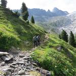 ein überholen ist sehr schwierig. Bei Punkt 1857 m.ü.M. wird der Weg steiler und viele Wanderer leiden unter der Anstrengung