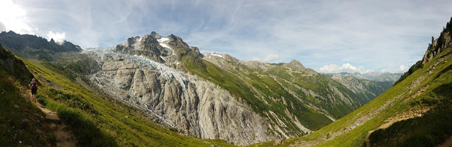 sehr schönes Breitbildfoto mit Blick zum Trientgletscher und ins Trienttal