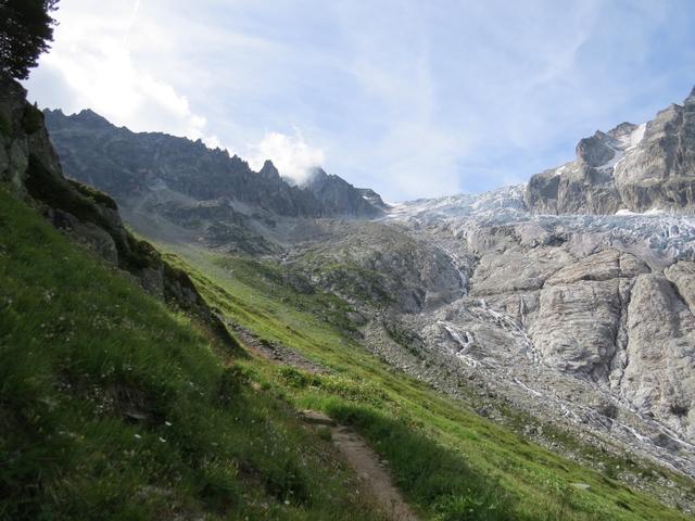 wir lassen die letzten Bäume hinter uns, und haben bei der kleinen Alp von Vésevey 2096 m.ü.M...