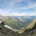 auf der anderen Seite erkennt man unten das Dörfchen Trient und dahinter den unnahbaren Lac d'Emosson