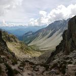 der Blick durch das Passfenster ist traumhaft schön. Auf der einen Seite fällt er ins Val d'Arpette