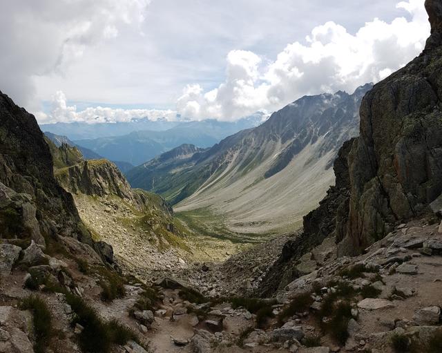 der Blick durch das Passfenster ist traumhaft schön. Auf der einen Seite fällt er ins Val d'Arpette