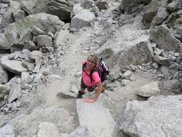 der Wanderweg führt zwischen riesigen Felsblöcken hindurch