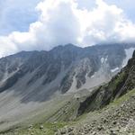 rechts von uns schiessen die steilen Felswände der Aiguilles d'Arpette in den Himmel