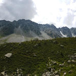 Breitbildfoto mit Blick zu den steilen Felswände der Aiguilles d'Arpette. Dahinter befinden sich die Trient- und Ornyhütte