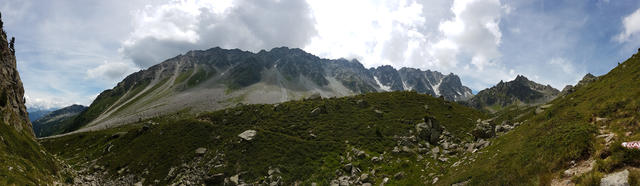 Breitbildfoto mit Blick zu den steilen Felswände der Aiguilles d'Arpette. Dahinter befinden sich die Trient- und Ornyhütte