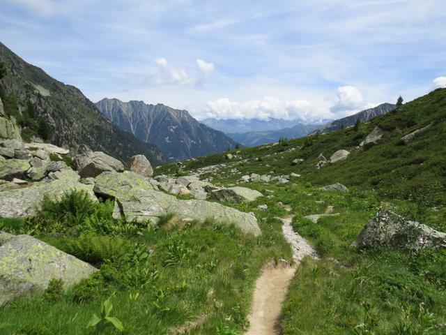 bei Punkt 2100 m.ü.M. macht das Tal einen leichten Knick nach links...