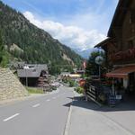 über die Fahrstrasse erreichen wir nach ein paar Minuten Champex Lac 1466 m.ü.M.