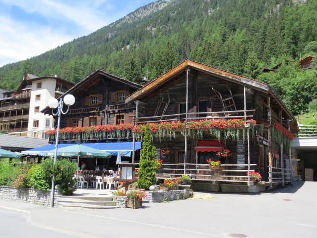 wir kehren im Relais de Campagne ein, und lassen diese sehr schöne Wanderung bei einem Glas Weisswein ausklingen