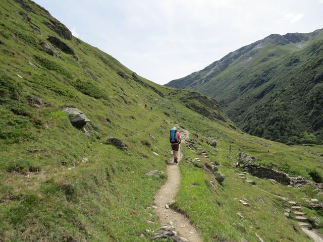 ...erreichen wir über diesen Sonnenhang die Alphütten von Cordonne 1834 m.ü.M.