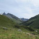 während dem Taleinwärts wandern, taucht linkerhand der Combin de Valsorey auf