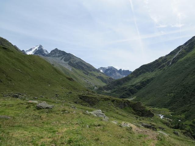 während dem Taleinwärts wandern, taucht linkerhand der Combin de Valsorey auf