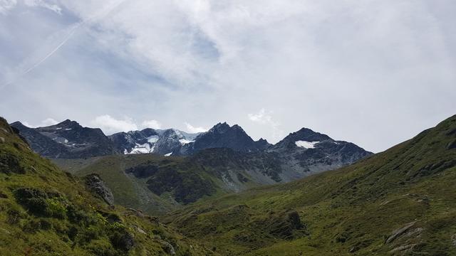 vor uns taucht der Kessel des Valsorey mit dem Mont Vélan auf