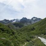 unser Weg führt rechts durch diese kleine Schlucht Richtung Cabane du Vélan