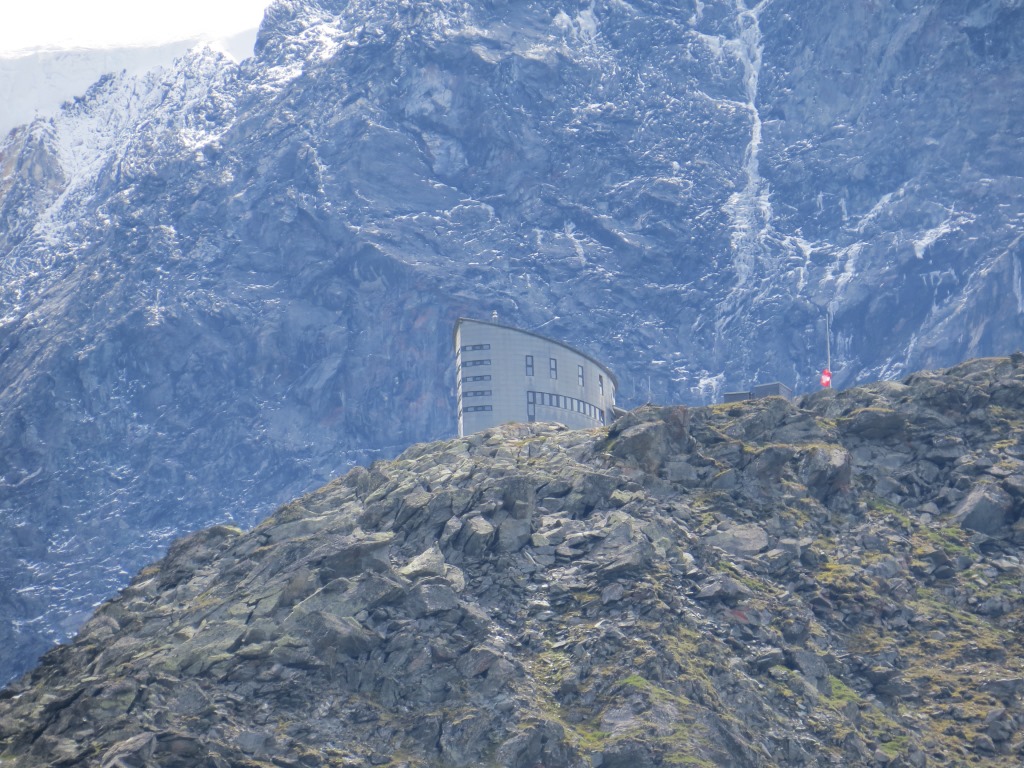 ab hier ist die Cabane du Vélan mit dem eigenwilligen Baustil ersichtlich