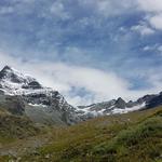 Blick auf die Südseite des Grand Combin mit dem mächtigen Combin de Valsorey