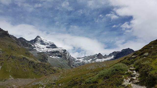 Blick auf die Südseite des Grand Combin mit dem mächtigen Combin de Valsorey