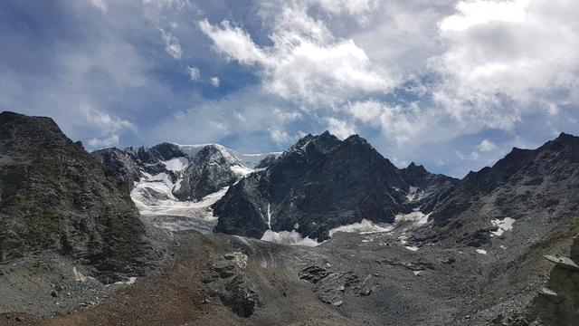 hier tut sich ein wilder Tiefblick zur Gletscherzunge des Glacier du Tseudet auf