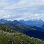 schönes Breitbildfoto mit Blick in das Trientgebiet mit seinen Aiguilles, Mont Ruan, Dents du Midi und Le Catogne