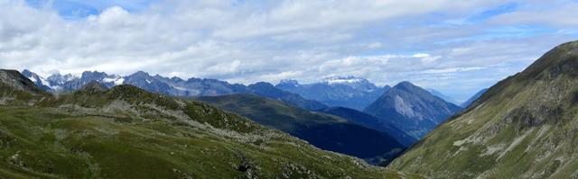 schönes Breitbildfoto mit Blick in das Trientgebiet mit seinen Aiguilles, Mont Ruan, Dents du Midi und Le Catogne