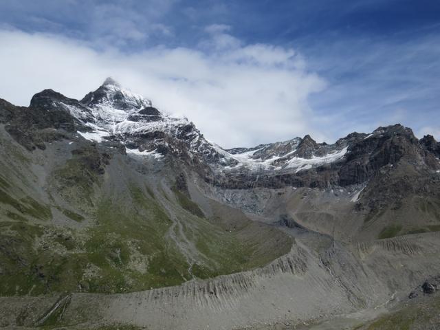 Blick auf die andere Seite des Valsorey Kessel mit Combin de Valsorey und Cabane de Valsorey