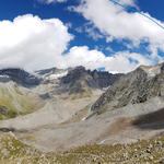 sehr schönes Breitbildfoto aufgenommen von der Terrasse der Cabane mit Blick auf die Südseite des Grand Combin