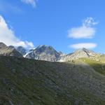 Blick zurück dem Moränenkamm entlang, zur Cabane du Vélan