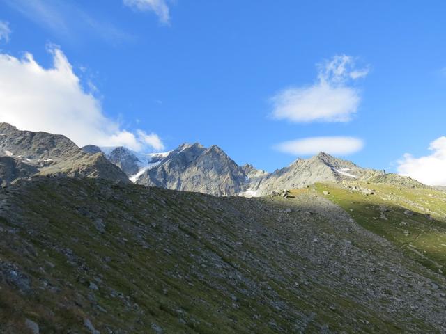 Blick zurück dem Moränenkamm entlang, zur Cabane du Vélan