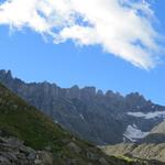 Blick über die Steinwüste des Glacier de Valsorey zu den Aiguilles de Valsorey
