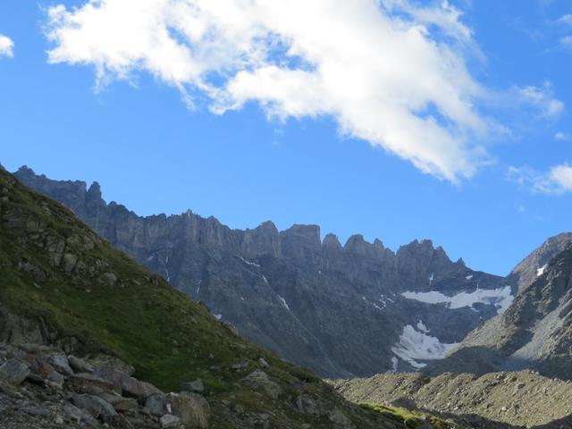 Blick über die Steinwüste des Glacier de Valsorey zu den Aiguilles de Valsorey