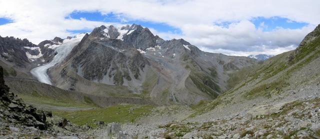 was für ein Breitbildfoto! Links Glacier de Valsorey, Bildmitte Mont Vélan, Moräne ganz rechts Cabane du Vélan