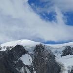 Blick auf den mit Eis bedeckten Gipfel des Mont Vélan