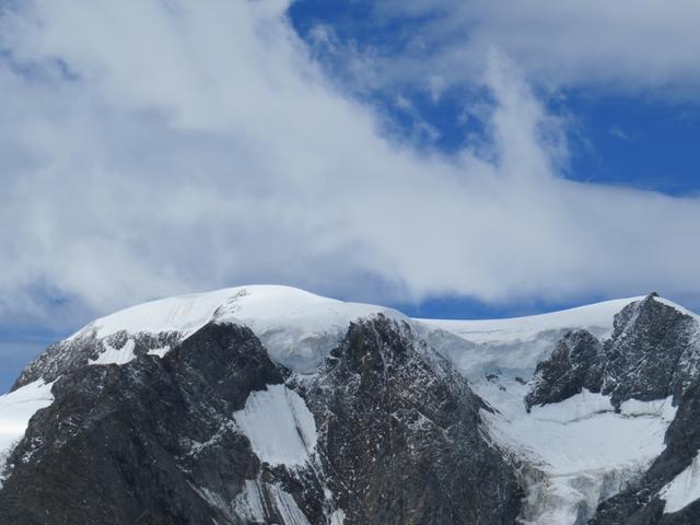 Blick auf den mit Eis bedeckten Gipfel des Mont Vélan