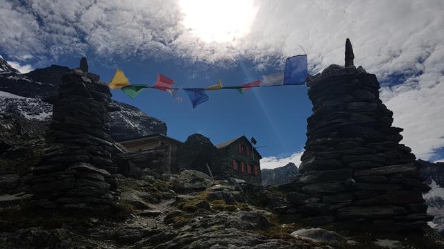 ...und steigen das kurze Stück zur Cabane de Valsorey 3030 m.ü.M. auf